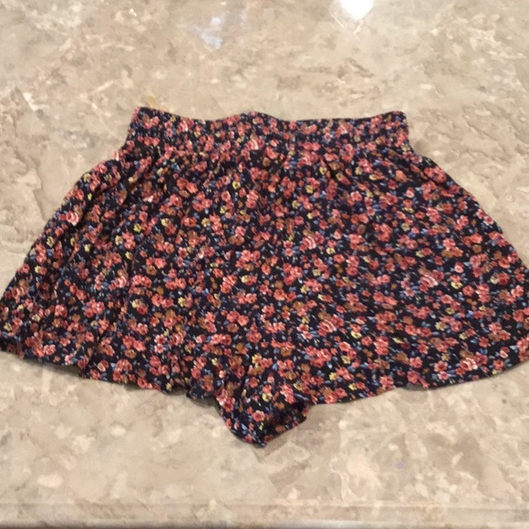 American Eagle high waisted floral print shorts, size XXS. - Picture 2 of 3